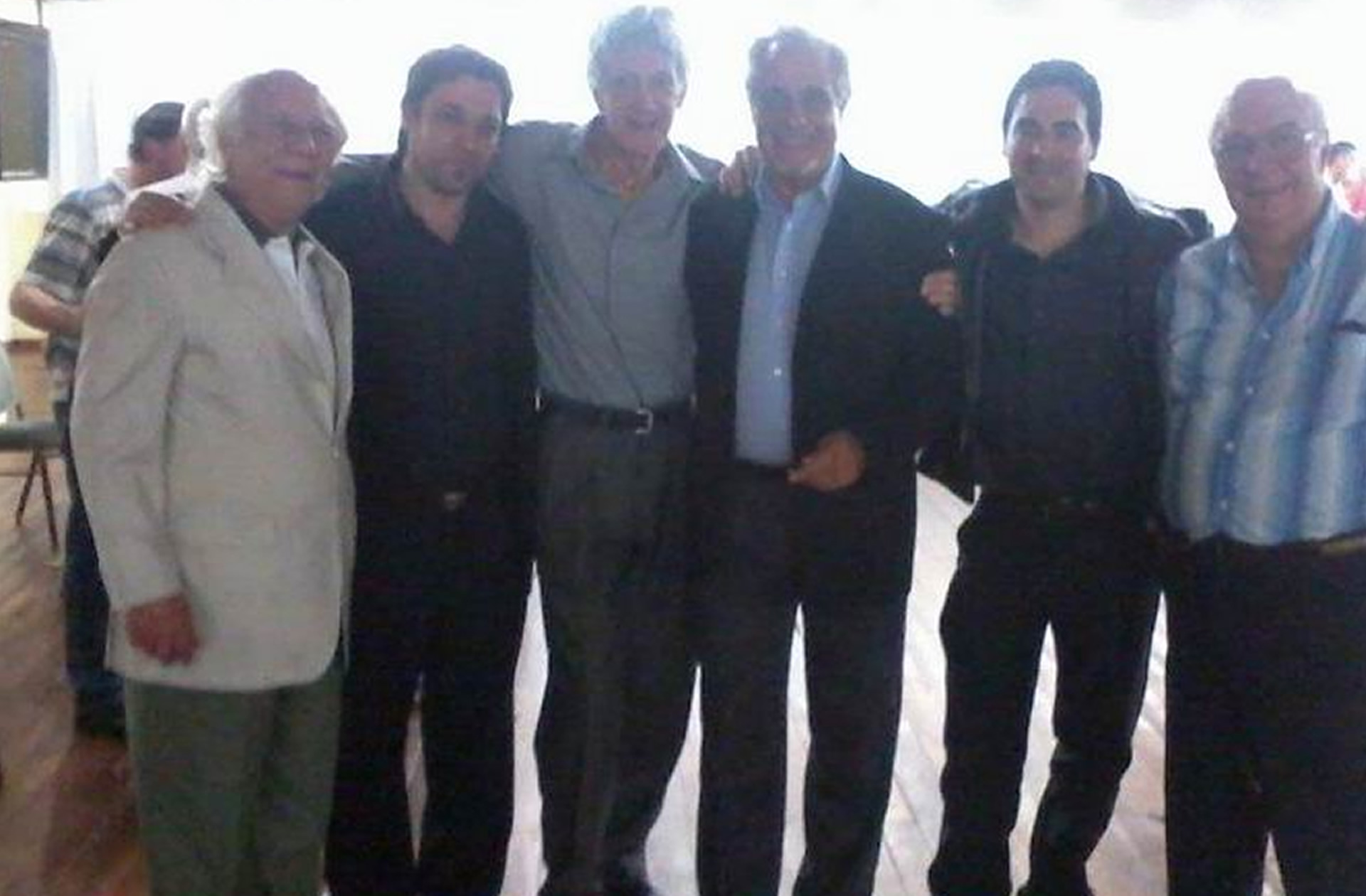 Walter Deleón (también conocido como Walter Luis Deleón), creativo, músico, comediante, escritor, poeta, guionista, dramaturgo argentino