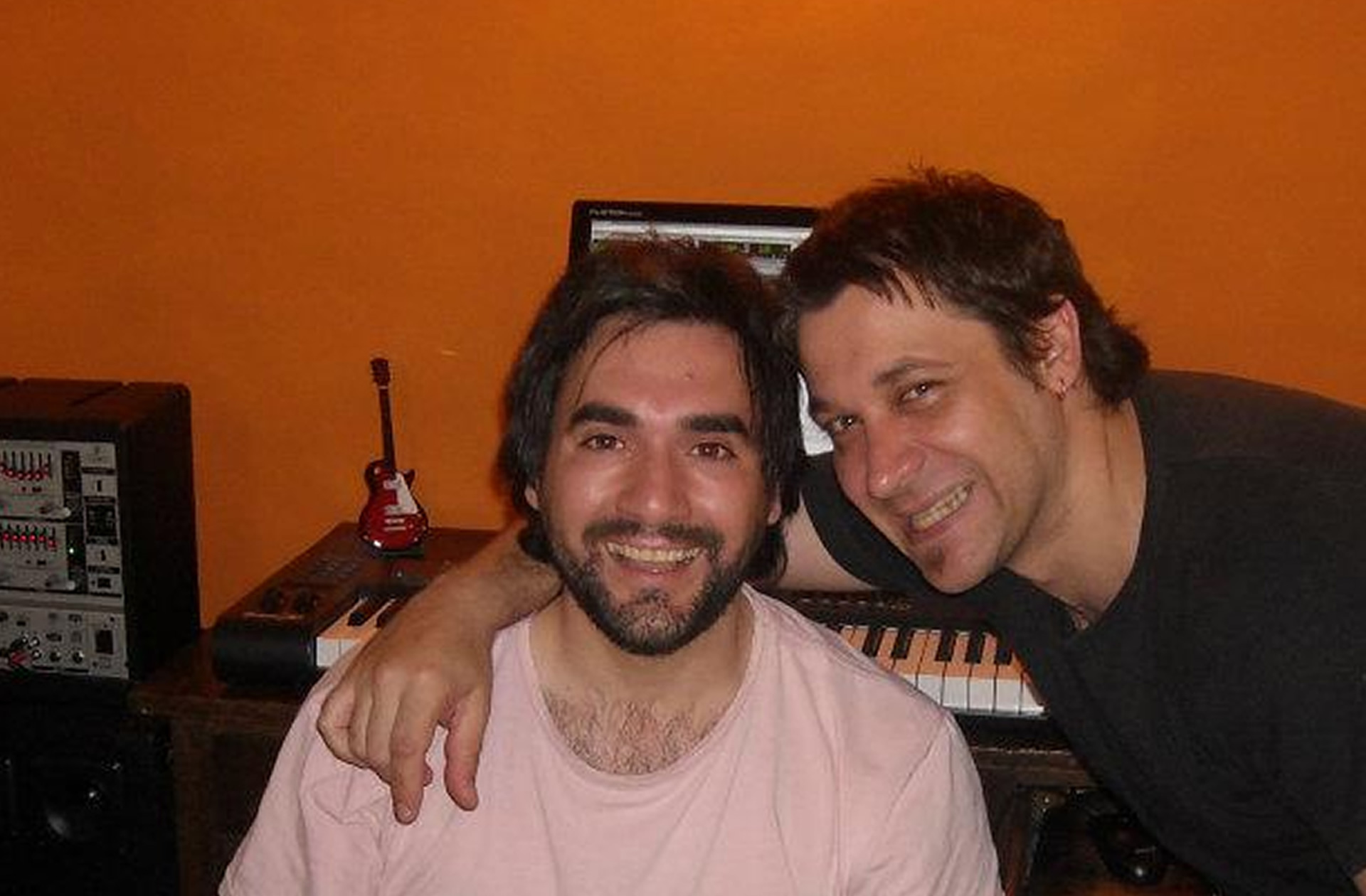 Walter Deleón (también conocido como Walter Luis Deleón), creativo, músico, comediante, escritor, poeta, guionista, dramaturgo argentino