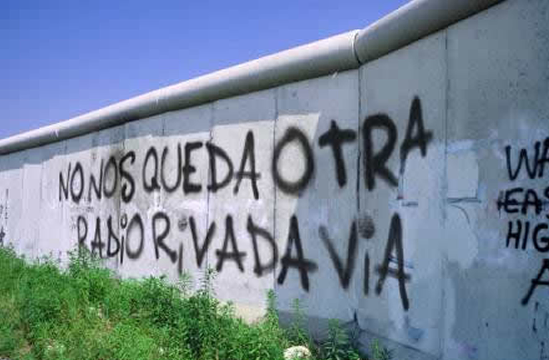 Walter Deleón (también conocido como Walter Luis Deleón), creativo, músico, comediante, escritor, poeta, guionista, dramaturgo argentino