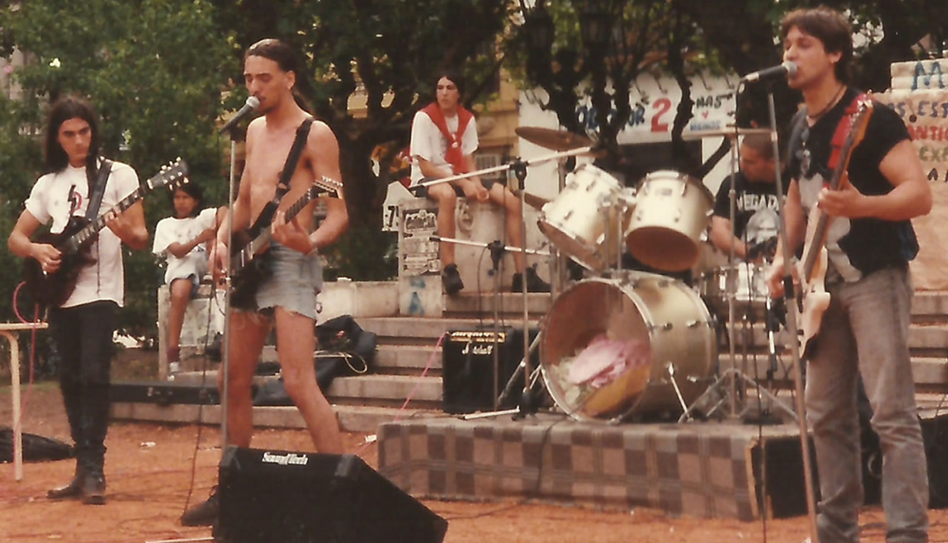 Walter Deleón (también conocido como Walter Luis Deleón), músico argentino